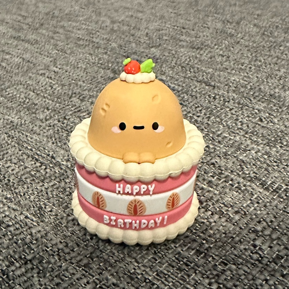 smoko friends birthday cake blind box - tayto strawberry cake